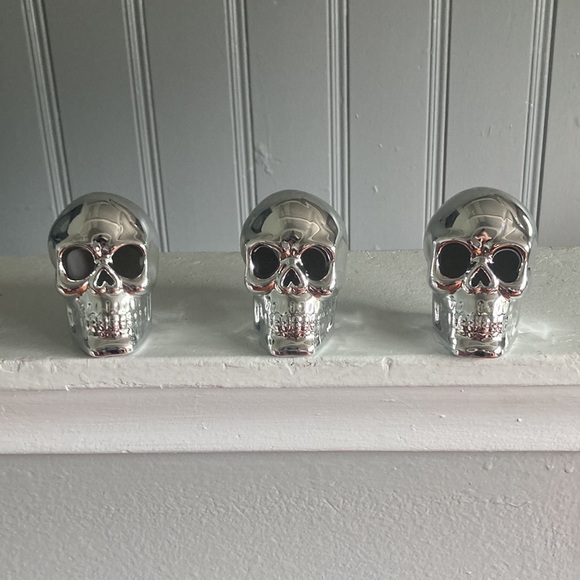 NWT Set of 3 Ceramic- Silver Pearl Finish Halloween Skull 💀 Decorations - Picture 7 of 17